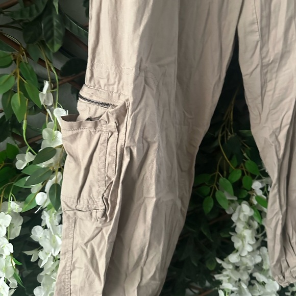 Stylish Women's Beige Cargo Pants - Picture 13 of 15